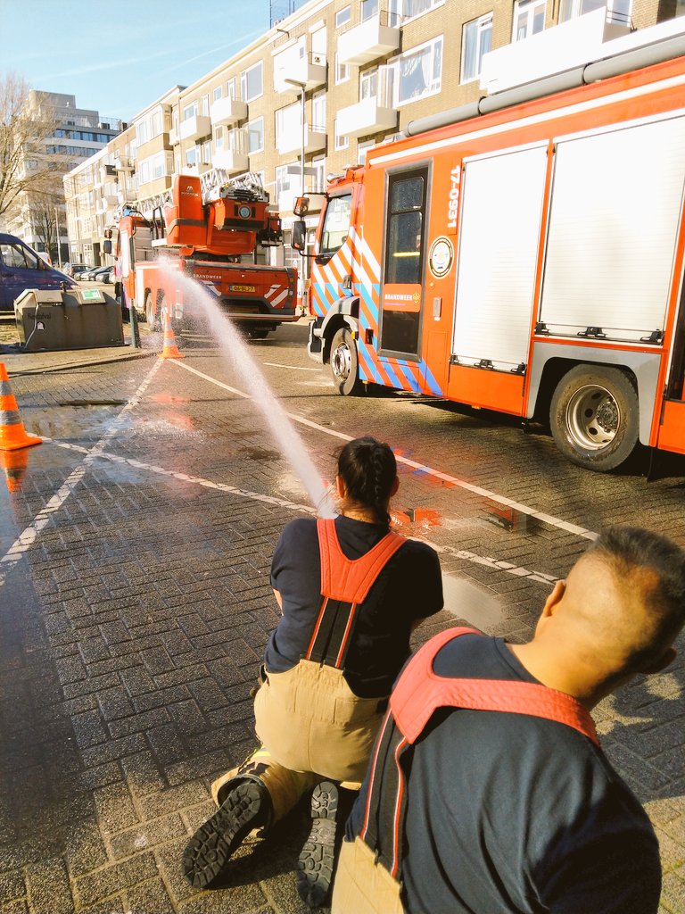 KazBSL's tweet photo. Vandaag is de A-ploeg weer paraat. Op het oefenprogramma  lage druk aflegsystemen en straalpijpvoering. #wijzijneraltijd #trainasyoufight #Rotterdamfirefighters #Kralingen #Crooswijk #VRR #technischweer https://t.co/H4HtKmOuRx