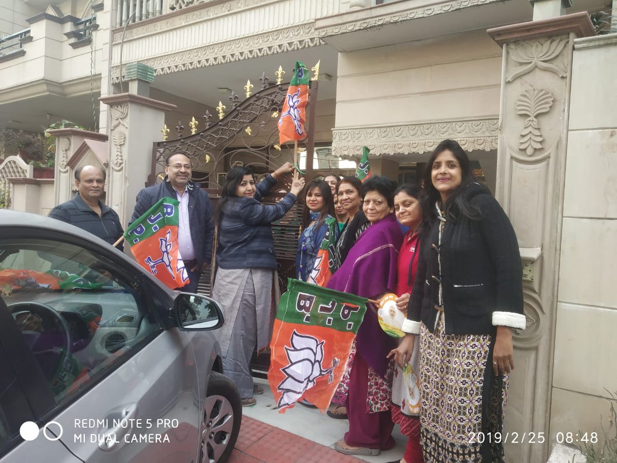 babitakhannabjp's tweet photo. आज सुबह निगम पार्षद बबीता खन्ना ने महिला शक्ति प्रीत विहार में सभी महिलाओं के साथ मिलकर G block में घर घर जाकर 100 झंडे तथा स्टीकर लगाए।
#MeraParivarBhajapaParivar #NamoAgain #harharmodihargharmodi https://t.co/Ca6UJn09Nx