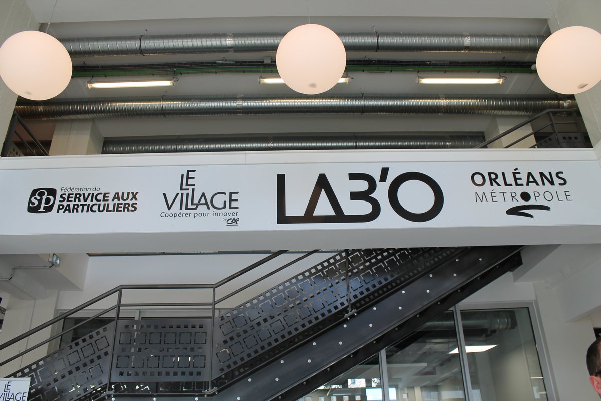 JA18230's tweet photo. Qques stagiaires de l'Ecole de Responsables ont visité vendredi le @Le_Lab_O merci à @GKEEP_France et @ositrade d'avoir présenté vos start-up ! #innovation #blockchain #curiosité #numerique #Orléans  #agriculteursconnectés https://t.co/gHPTjrO4df