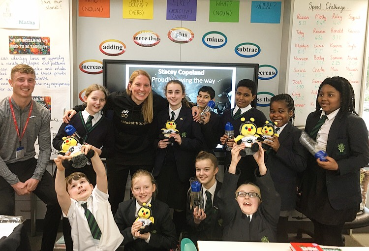 TheRunningBee's tweet photo. The brilliant @scopelandboxer has been helping spread the message of #TheRunningBee Foundation whilst also inspiring a new generation!
https://t.co/kwFl8vRA9k
#BeeActive #BeeHealthy #BeeHappy https://t.co/ihQzoCN5v6