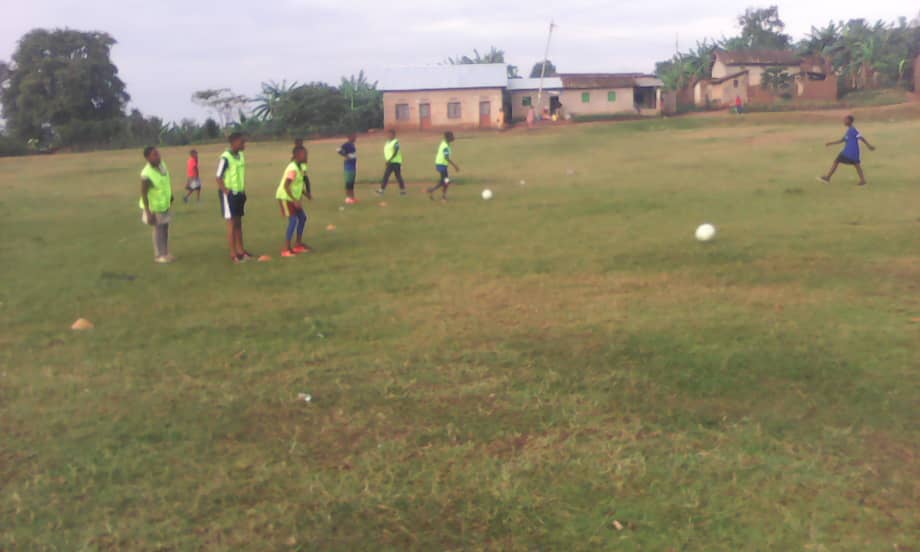FoundIshami's tweet photo. We believe that football moves the world and we are determined to make it the cornerstone of young people's feeling of social responsibility. Our football sessions encourages the following: #CollaborationAndTrust #UnityAndParticipation #AneWay2Remember #AneWay2Build https://t.co/dt2ZB1DMyp
