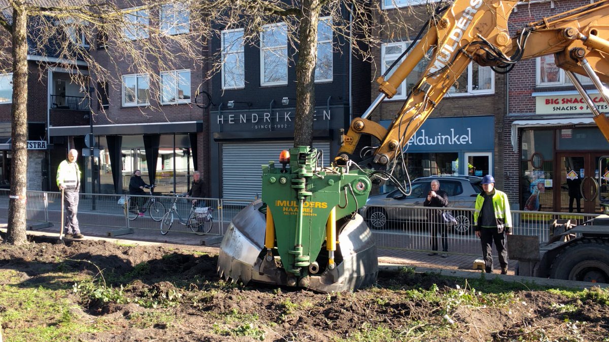 Een tip voor de papa's en mama's van stoere jongens en meisjes uit #Hoogeveen: de komende dagen wordt er met grote machines, maar weinig lawaai gewerkt in de binnenstad. Veilig van achter het hek kun je het goed zien. Ideaal voor kleine Bob de Bouwertjes! #bestemmingbinnenstad