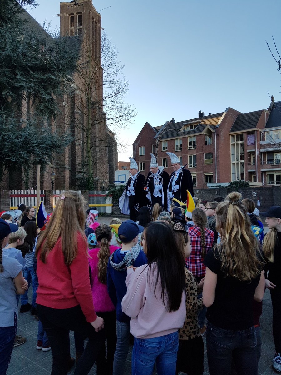 Wie kwant is det dan. Jocus3span2019 op ingelas schoeëlbezeuk. Esmee is jäorig en #jocus is jäorig. FEESJE.