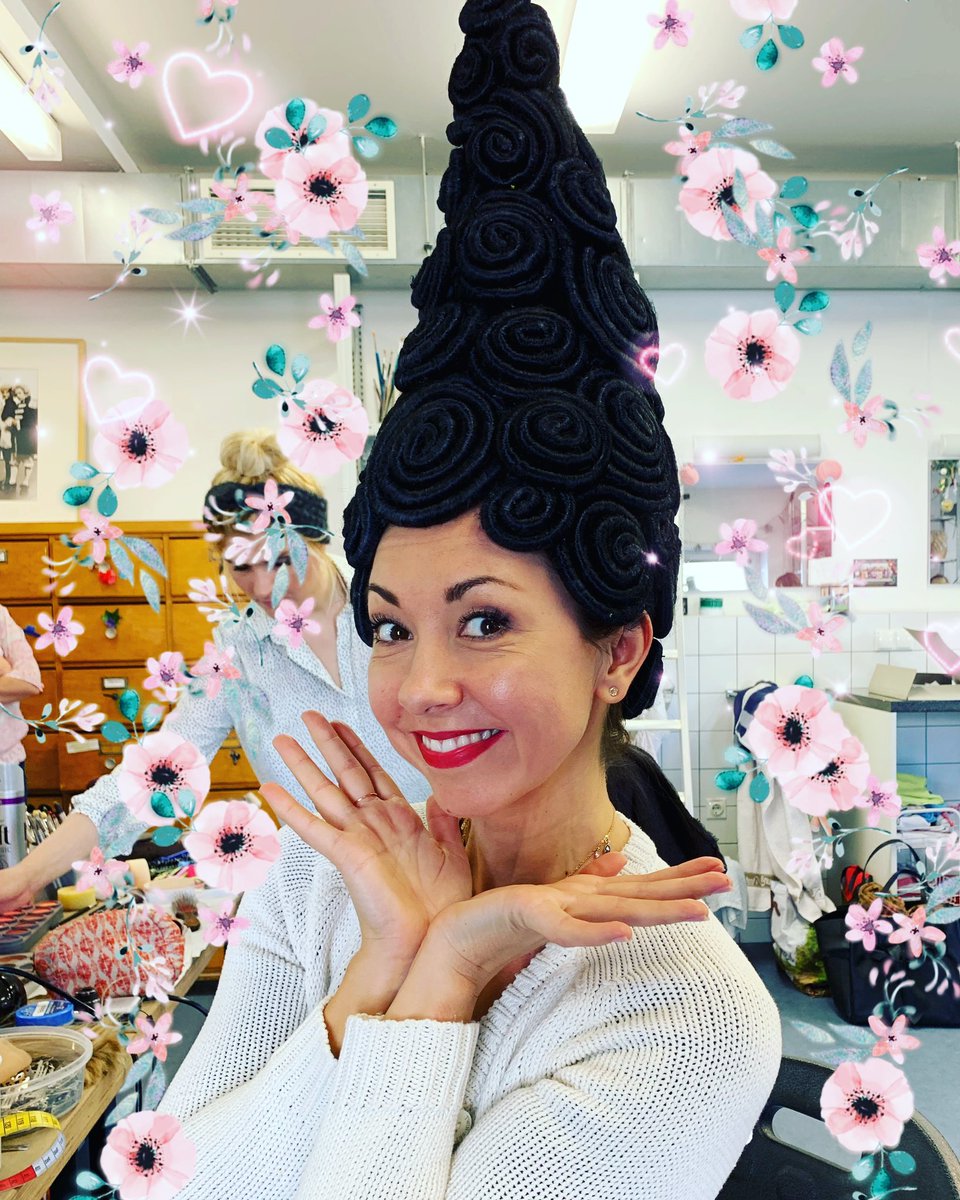 AnnaPrinceva's tweet photo. 🏙 New City
🎭 New Production
💇 New Hair 😂
.
.
.
@operwuppertal #annaprinceva #opera #operasinger #operainsideout #singerlife #soprano #happysoprano #backstage #sopranstories #lenozzedifigaro #contessa #gräfin #mozart https://t.co/1tDOPZCM2I