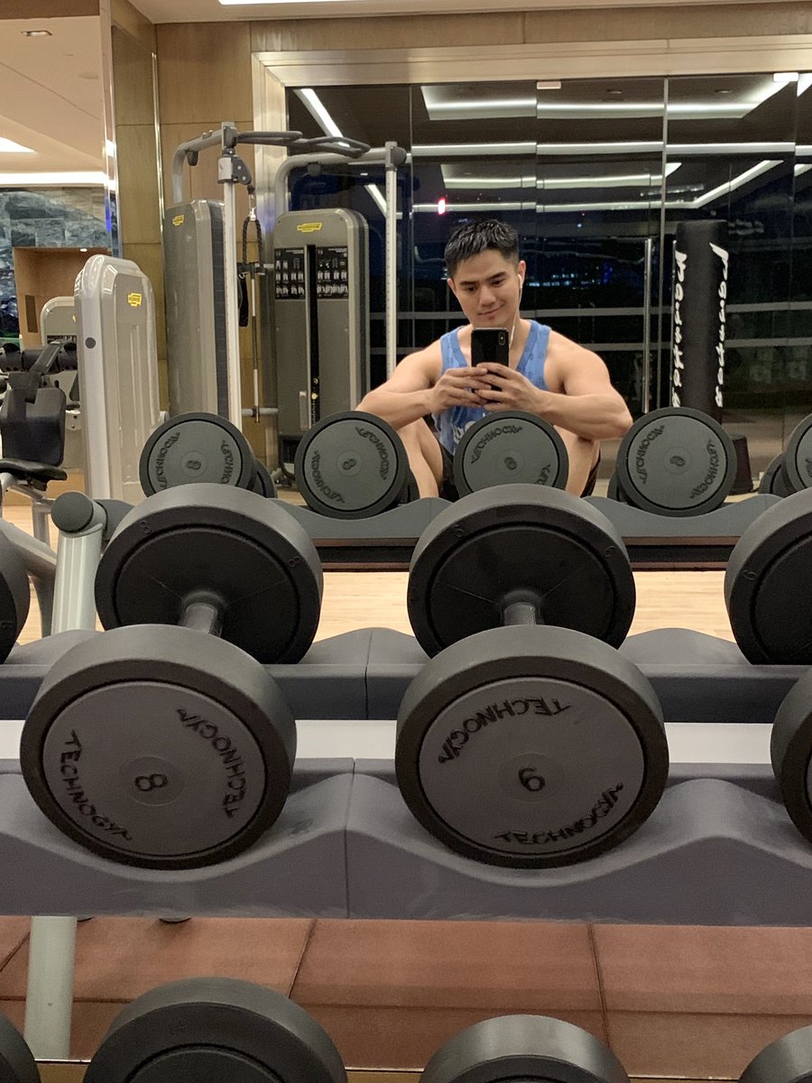 JustinLladoc's tweet photo. 022519: 

1. A safe landing in Jakarta
2. Raffles Kuningan, truly the best in the Indonesian capital ✨
3. Well-rested cast for tomorrow’s shoot.
4. Bought pasalubong for parents, siblings and friends
5. Time for gym:)

#TerimaKasih #GPost https://t.co/QSDxK0NGr5