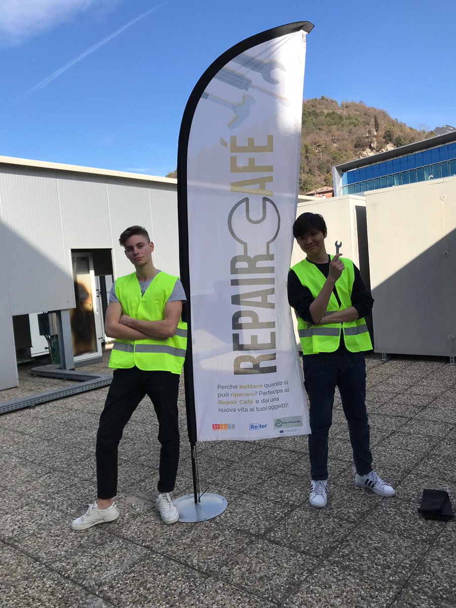 HIT_trentino's tweet image. Oggi agli @ictdays con @fablab_unitn gli studenti di E-mining@school e Refer Passate a trovarci #restarter #emining #weee