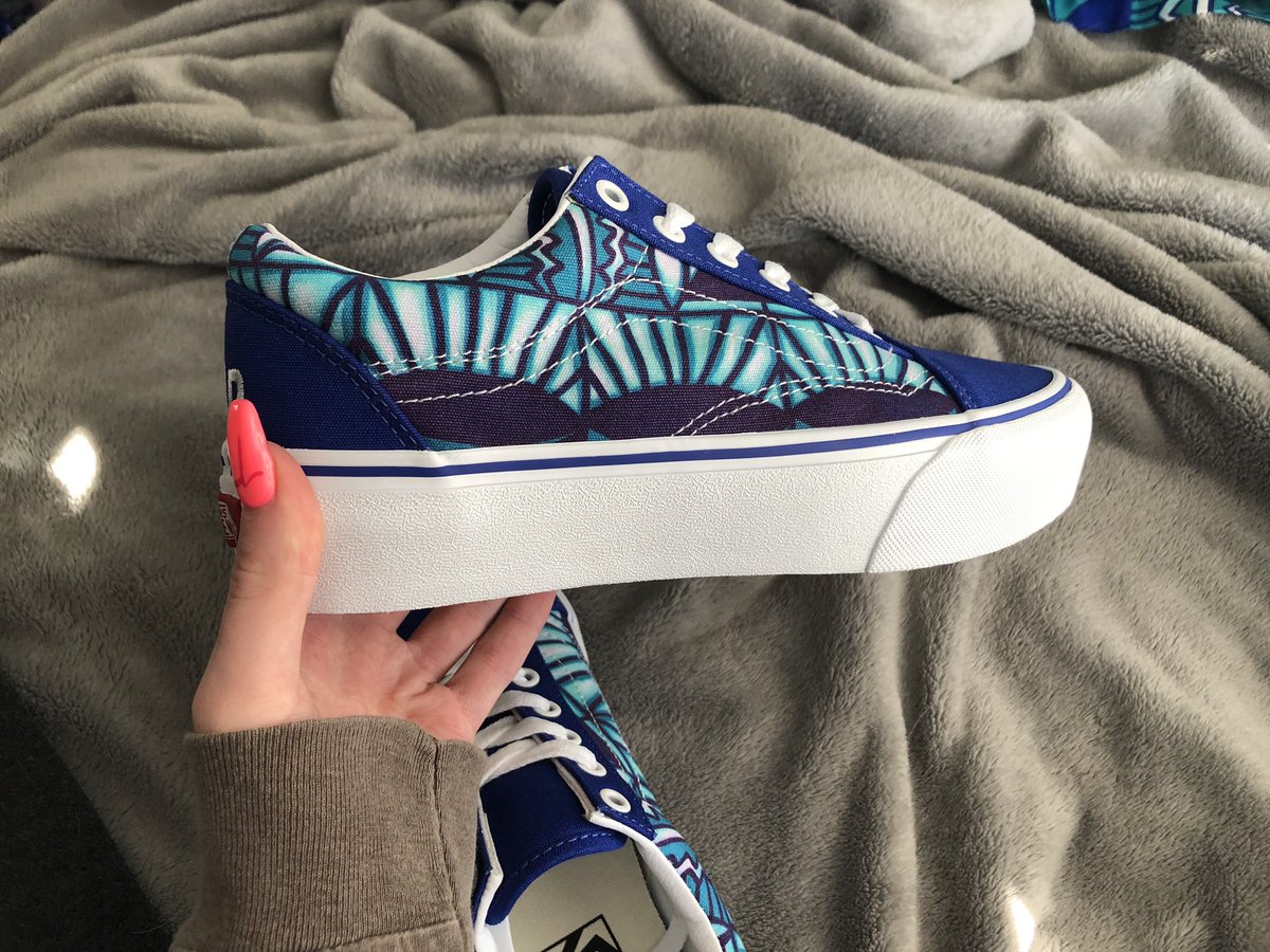 karlithomas_'s tweet photo. My dad had TONS of Hawaiian shirts so I made my favorite one into a pair of customs 🌺🌴💙 https://t.co/MkYxpzORNU
