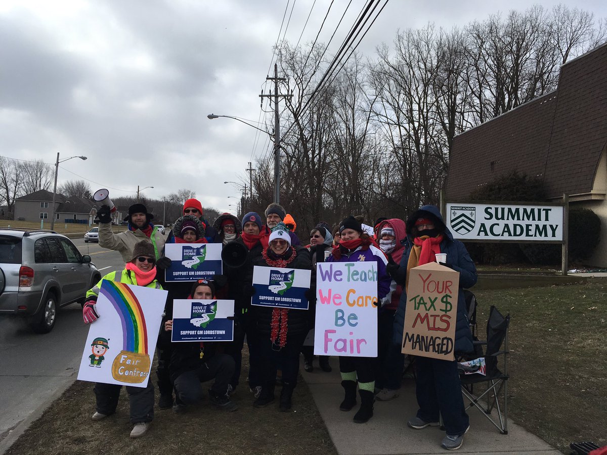 ClevelandACTS's tweet photo. Summit Academy teachers stand w Lordstown as they fight for their community! @OFTadvocate @AFTunion #TeacherStrike #RedForEd #SummitAcademies #SummitOnStrike #savelordstown https://t.co/NXwuQlFLaT
