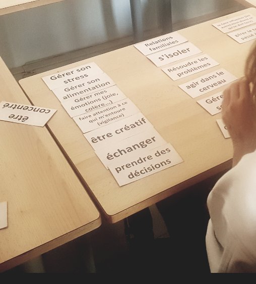 arnaud_strina's tweet photo. Aujourd'hui sensibilisation à la consommation abusive des écrans dans le collège @Ville_de_Carros avec la @CroixRouge une action promotion santé en lien avec la @Gendarmerie et ses classes citoyennes https://t.co/Tjj1Tiiwqf
