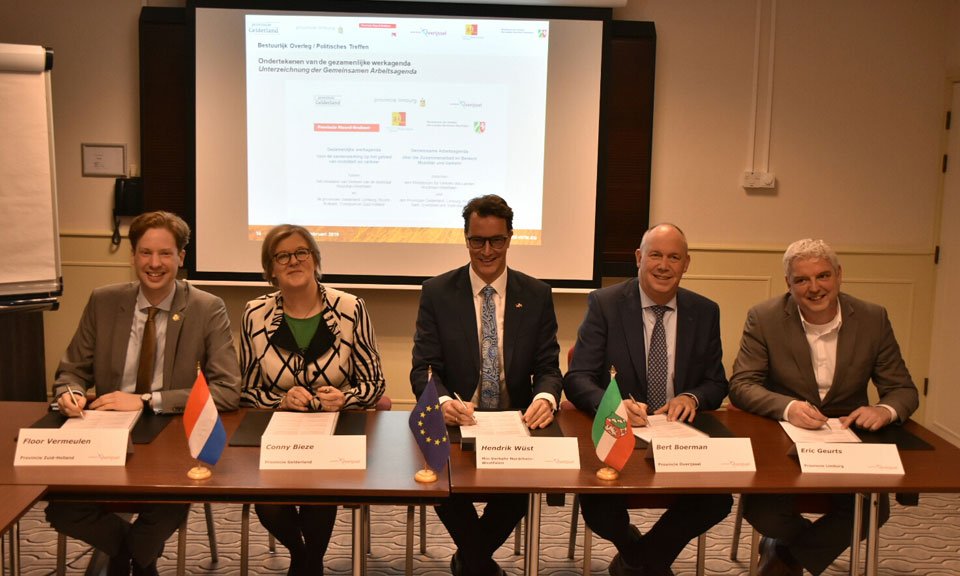 Vijf provincies en het ministerie van Verkeer in Noordrijn-Westfalen gaan het grensoverschrijdende vervoer verbeteren.  bit.ly/2ThjaFf