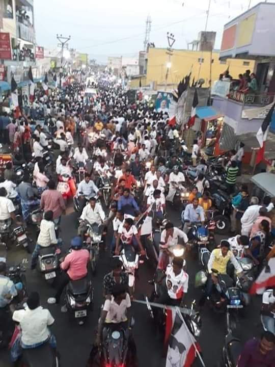 AmmkMukund's tweet photo. #மக்கள்செல்வரின்_வெற்றிமுரசு...
கடலூர்...
#விருத்தாசலம் தொ��ுதியில்...
வேப்பூர் கூட்ரோட்டில்....
#அண்ணன்_டிடிவி_தினகரன்.அவர்களின்  பரப்புரையை கேட்க வந்திருந்த பொதுமக்களின்  கூட்டம்

#AMMK
#ammkitwing
#ammk_itwing
@TTVDhinakaran 
@ThangaTamilSelv https://t.co/gaWhm4CtXw