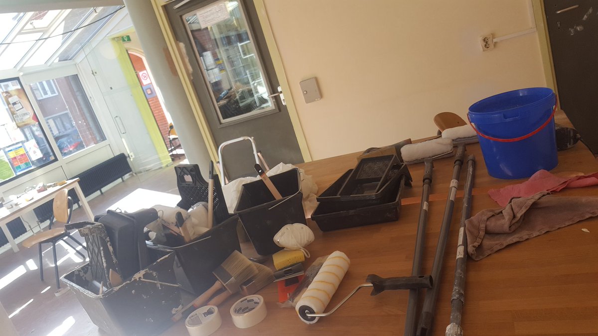 NextProjecten's tweet photo. De locaties #Talentenhuis en #Samson waar vandaan #NextProjecten werkt worden in de verf gezet. Goede samenwerking met @ZebraWelzijn en @jeugdwerkDH. Schilderwerk binnen wordt samen met jongeren gedaan 💪 #HaagseKracht https://t.co/TDs2cTELqy