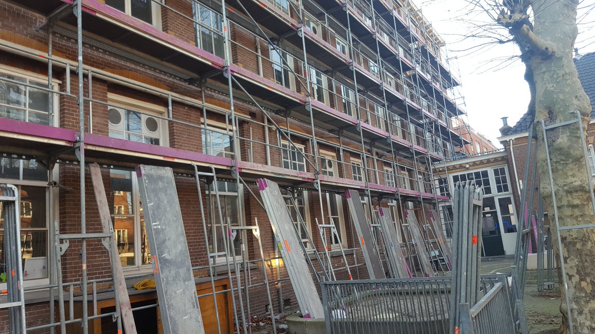 NextProjecten's tweet photo. De locaties #Talentenhuis en #Samson waar vandaan #NextProjecten werkt worden in de verf gezet. Goede samenwerking met @ZebraWelzijn en @jeugdwerkDH. Schilderwerk binnen wordt samen met jongeren gedaan 💪 #HaagseKracht https://t.co/TDs2cTELqy