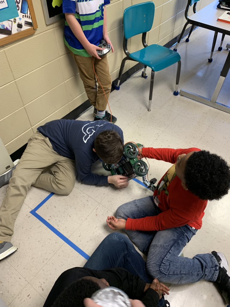 TyMatMo's tweet photo. Learning to drive, navigate a maze, and pick up objects. A few repairs happening too. @FlorenceK12 @HibbettMiddle  @VEXRobotics #Robotics @unarocketry https://t.co/qYypsYtkTM