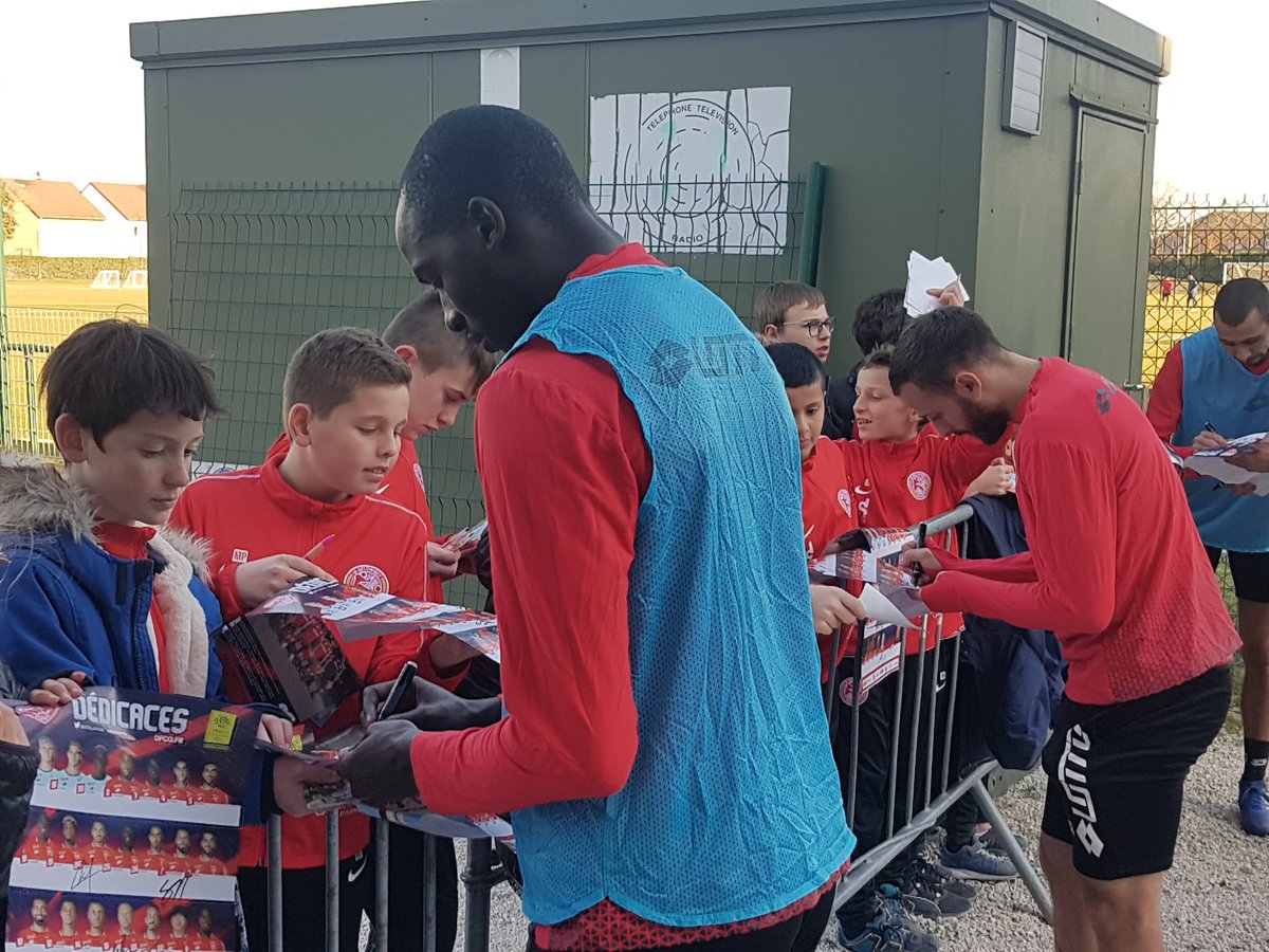DFCO_Officiel's tweet photo. Toujours disponibles pour nos jeunes supporters ! Ici, les U13 d'@IsSelongeyFoot. https://t.co/ARFqZx3aaD