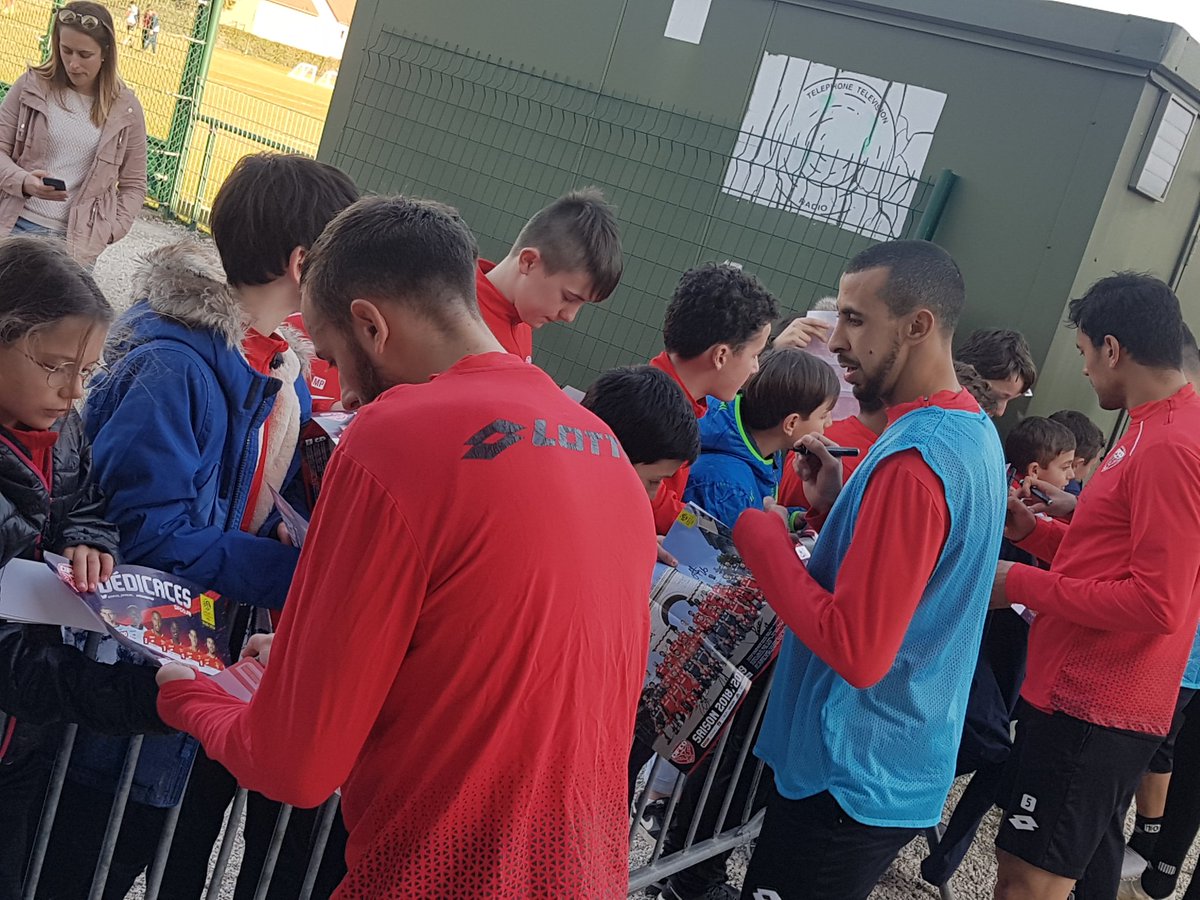 DFCO_Officiel's tweet photo. Toujours disponibles pour nos jeunes supporters ! Ici, les U13 d'@IsSelongeyFoot. https://t.co/ARFqZx3aaD