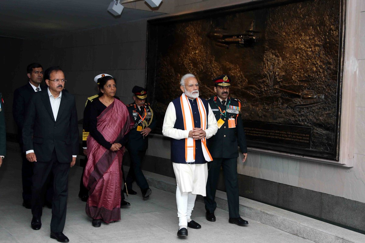 PM visiting the bronze murals in #VeertaChakra depicting the famous battles fought by the #IndianArmy , #IndianNavy & #IndianAirForce. 

#NationalWarMemorial.