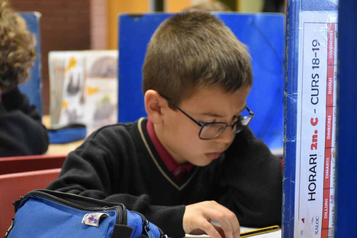 xaloc_edu's tweet image. Aquesta tarda, els alumnes de #2nPrimària han estat fent comprensió lectora! Se&apos;ls veu totalment concentrats! 📖👏
#Llengua #ComprensióLectora #Educació #Xaloc