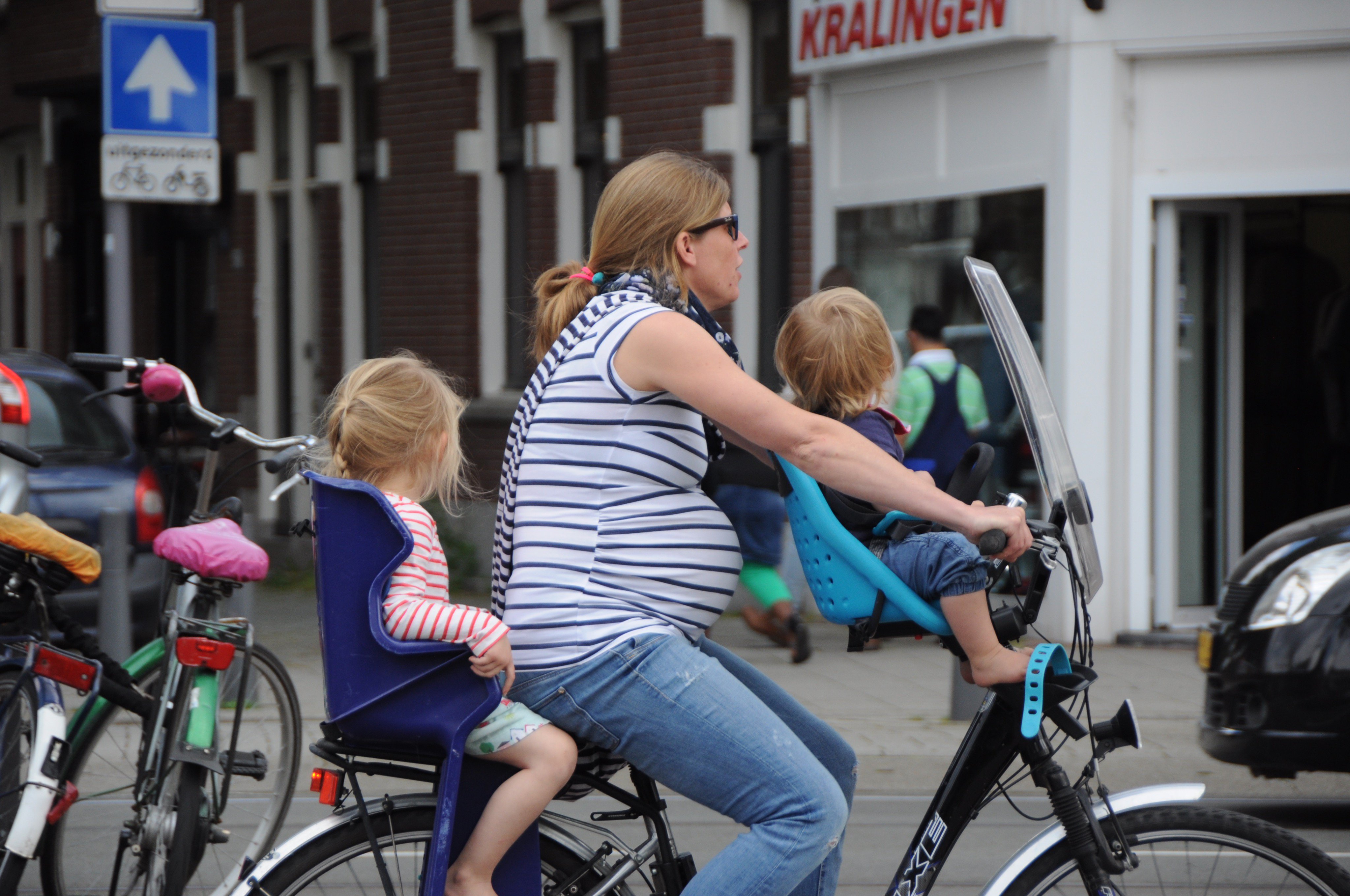Brian Doucet on X One of my favourite cycling pictures from The Netherlands. Pregnant mum with two kids riding on a bike in Rotterdam. And nothing out of the ordinary about it