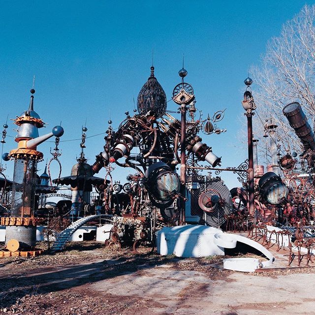 RawVisionMag's tweet photo. #TomEvery spent a career demolishing old buildings, but hated destroying the beautifully-engineered artifacts of 19th and early 20th century technology. When he retired he began filling a multi-acre site near #Baraboo, #Wisconsin with towering assemblage… https://t.co/gMtEOhZh6T https://t.co/S2Zh0f5ioB
