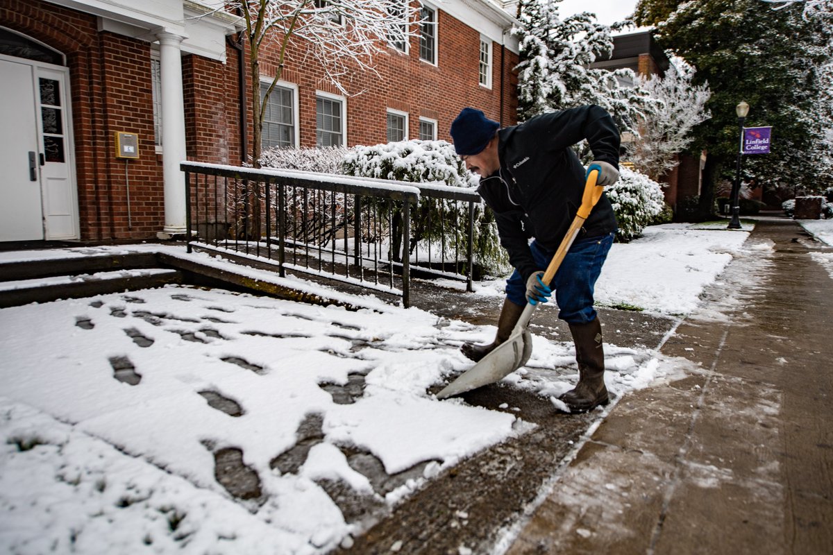 LinfieldUniv's tweet photo. Thank you to our wonderful grounds and facilities crews that brave freezing temperatures and snow to keep our students safe on their way to class. 👏 #SnowDay https://t.co/miBIHld42M