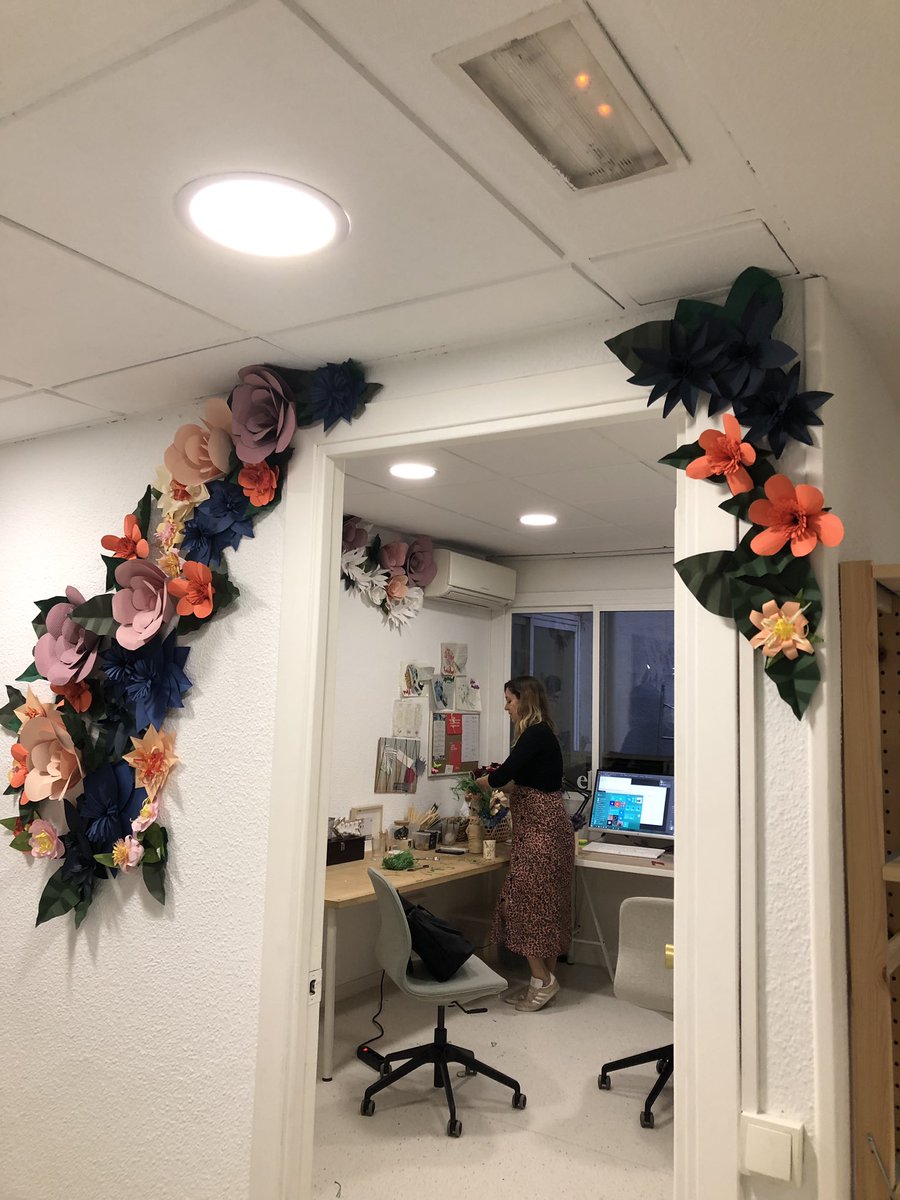 sopamadrid's tweet photo. Nos apasiona descubrir el talento de las personas y compartirlo con el mundo 🌍 Hoy estuvimos en #LaManual con #Missmsmith , quien nos estuvo enseñando su #arte en #papel 💐🌸 
La pasión y compromiso por hacer las cosas bien se notan en la perfección de cada #flor 🌼 📍#Madrid https://t.co/Vm5HqB20YN