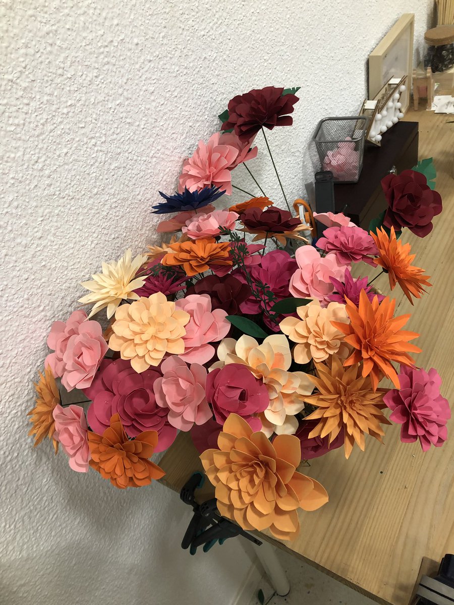sopamadrid's tweet photo. Nos apasiona descubrir el talento de las personas y compartirlo con el mundo 🌍 Hoy estuvimos en #LaManual con #Missmsmith , quien nos estuvo enseñando su #arte en #papel 💐🌸 
La pasión y compromiso por hacer las cosas bien se notan en la perfección de cada #flor 🌼 📍#Madrid https://t.co/Vm5HqB20YN
