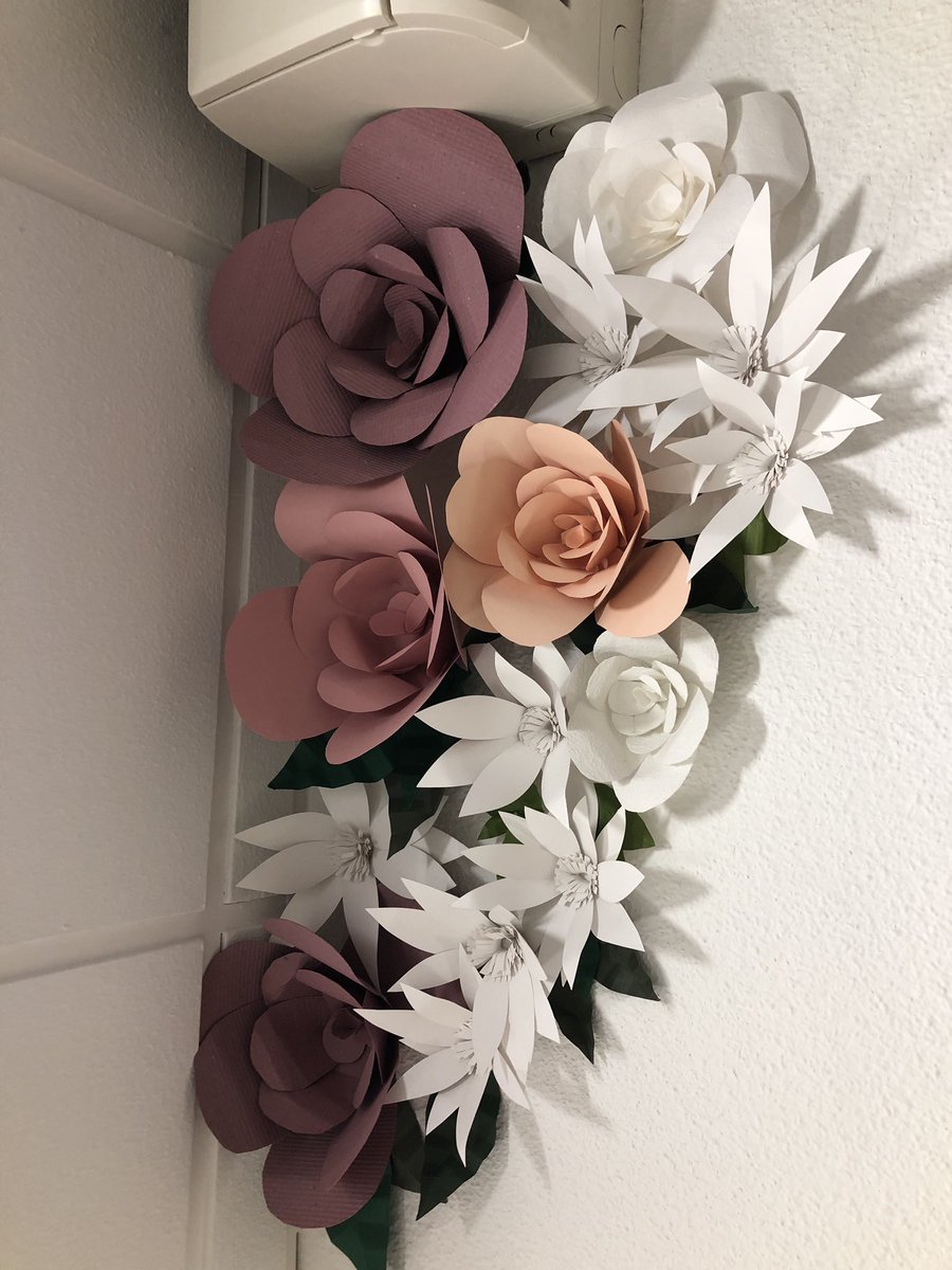 sopamadrid's tweet photo. Nos apasiona descubrir el talento de las personas y compartirlo con el mundo 🌍 Hoy estuvimos en #LaManual con #Missmsmith , quien nos estuvo enseñando su #arte en #papel 💐🌸 
La pasión y compromiso por hacer las cosas bien se notan en la perfección de cada #flor 🌼 📍#Madrid https://t.co/Vm5HqB20YN