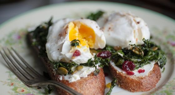 #Toast is still all the rage and we have a #delicious and #healthy version to add to your #routine! Warm #Kale Salad with Cranberries Over #GoatCheese Toast: buff.ly/2SqCpri #DriedCranberries #StoneridgeOrchards #DriedFruit