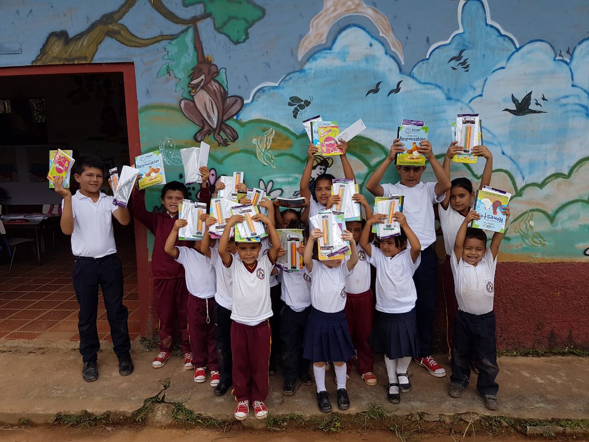 El Alcalde, Forney Munevar Monsalve, a través de la avicola colombiana AVICOL, hizo entrega de kits escolares para los estudiantes de la Institución Educativa Simón Bolívar del corregimiento de Frías.