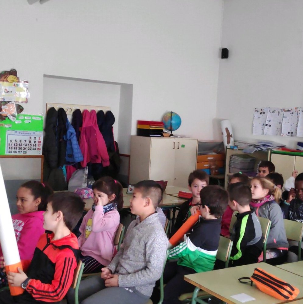 ceipnumancia's tweet photo. La organización colegial de enfermería ha hecho una visita a nuestros alumnos de 2° de primaria y les ha expuesto el gran riesgo que corre su salud si los padres fuman en los coches. 
Ellos lo tienen muy claro, ¿y vosotros papis?
@educacyl 
#CocheSinHumo https://t.co/dwZPS6FVtx