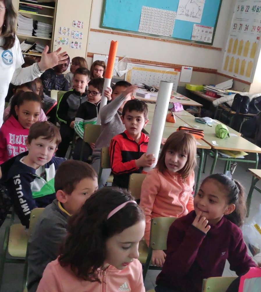ceipnumancia's tweet photo. La organización colegial de enfermería ha hecho una visita a nuestros alumnos de 2° de primaria y les ha expuesto el gran riesgo que corre su salud si los padres fuman en los coches. 
Ellos lo tienen muy claro, ¿y vosotros papis?
@educacyl 
#CocheSinHumo https://t.co/dwZPS6FVtx