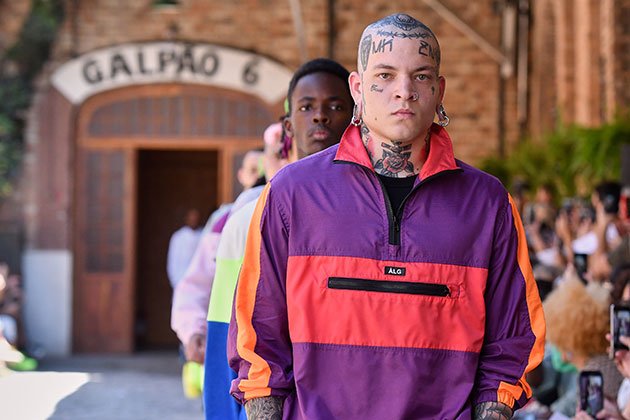 LilianPacce's tweet photo. E o desfile da ÀLG (a marca tipo irmã mais nova da À La Garçonne)? Rolou no último fim de semana e você vê tudo - inclusive a colab com a #Pakalolo!!! - no link:
https://t.co/N4dnwnluzZ #ALG #modabrasileira #streetwear #ALaGarconne https://t.co/xYlRRhkd8M