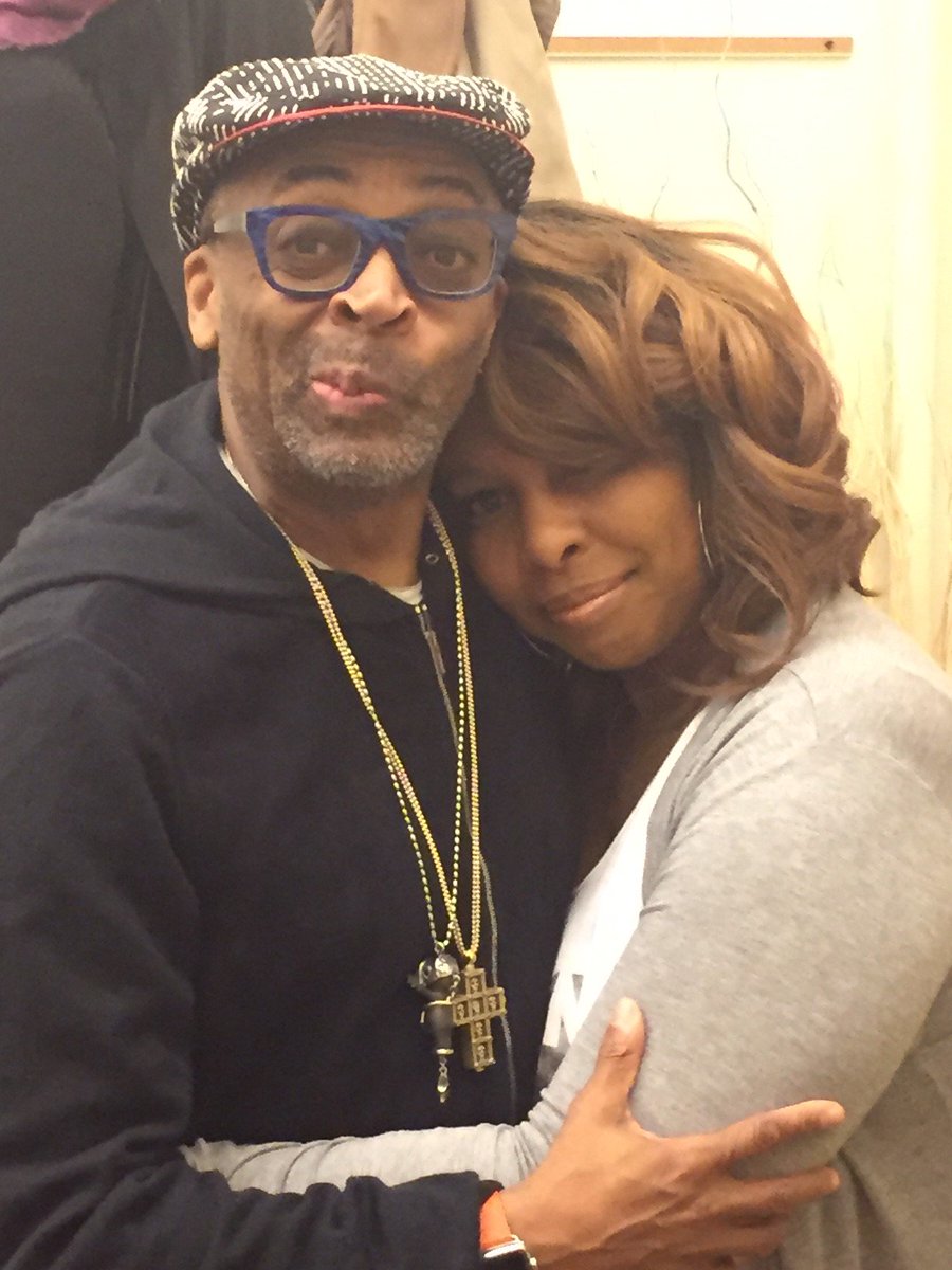 A HUGE CONGRATS TO SPIKE LEE FOR HIS LONG OVERDUE OSCAR 🍾

#KIMTUMEY #SPIKELEE