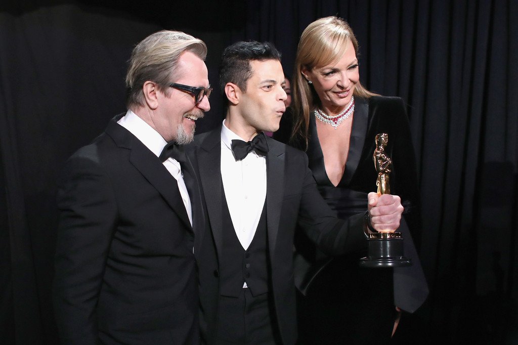 GaryOldmanWeb's tweet photo. Best Actor winner #RamiMalek with presenters Allison Janney and Gary Oldman backstage #Oscars2019 #BohemianRhapsody #FreddieMercury https://t.co/u6MiN2qXvd
