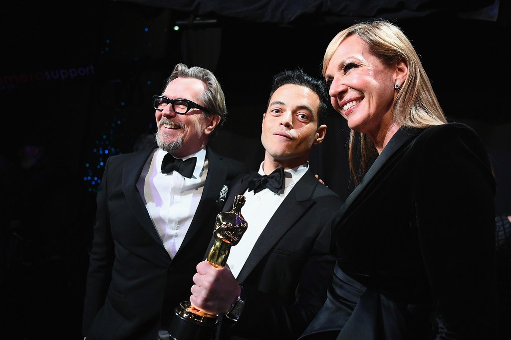 GaryOldmanWeb's tweet photo. Best Actor winner #RamiMalek with presenters Allison Janney and Gary Oldman backstage #Oscars2019 #BohemianRhapsody #FreddieMercury https://t.co/u6MiN2qXvd