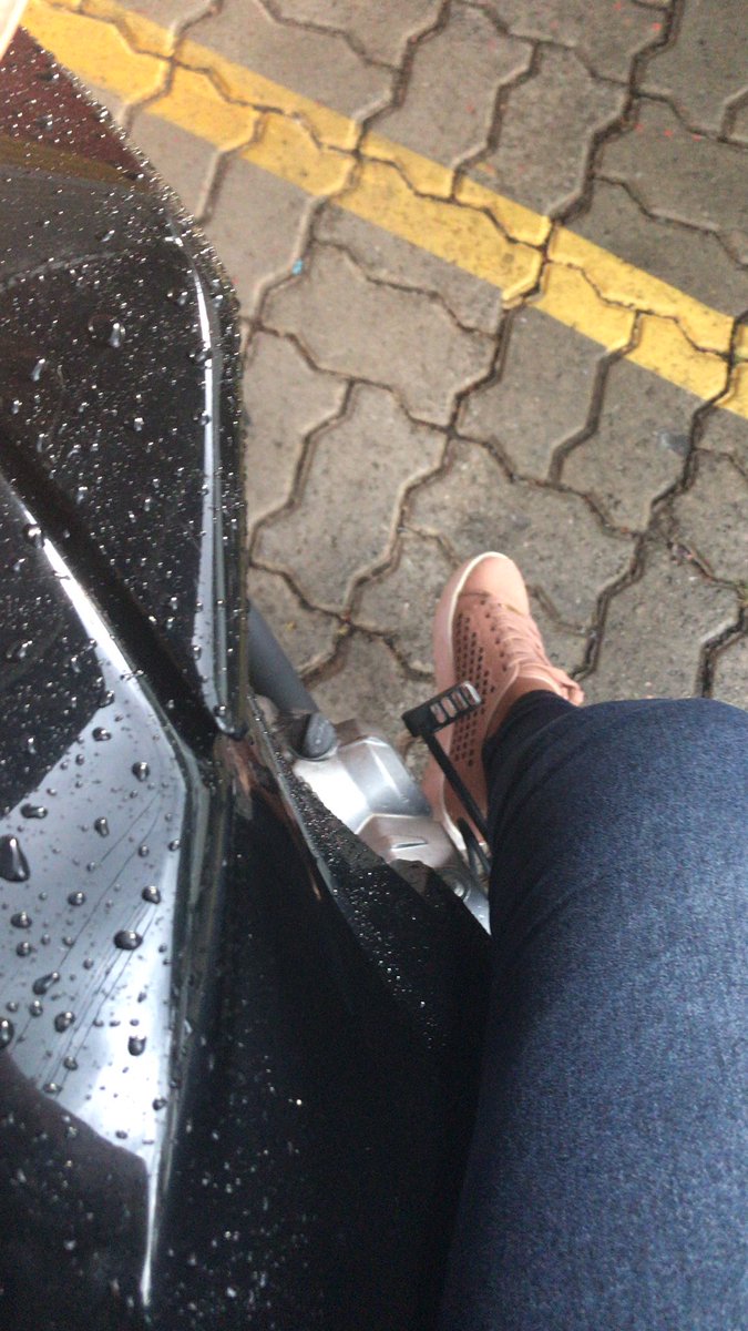_MiSantos's tweet photo. Aqui de boa tomando um belo de um banho de chuva .. 🤦🏽‍♀️ https://t.co/QVBNfiqqek