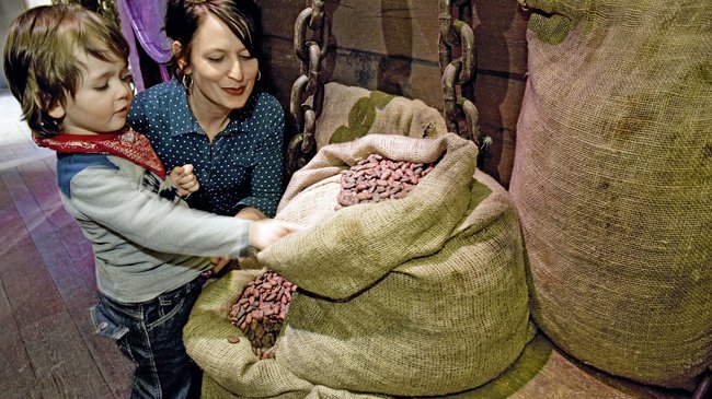 MySwitzerland_i's tweet photo. In gita alla fabbrica di #cioccolato? Perché no! Ecco una bella gita da fare insieme a tutta la famiglia! ❤️🍫 https://t.co/YUk47NuO40
#Svizzera #FabbricaDiCioccolato @La_Gruyere https://t.co/aNFrMFFzJ8