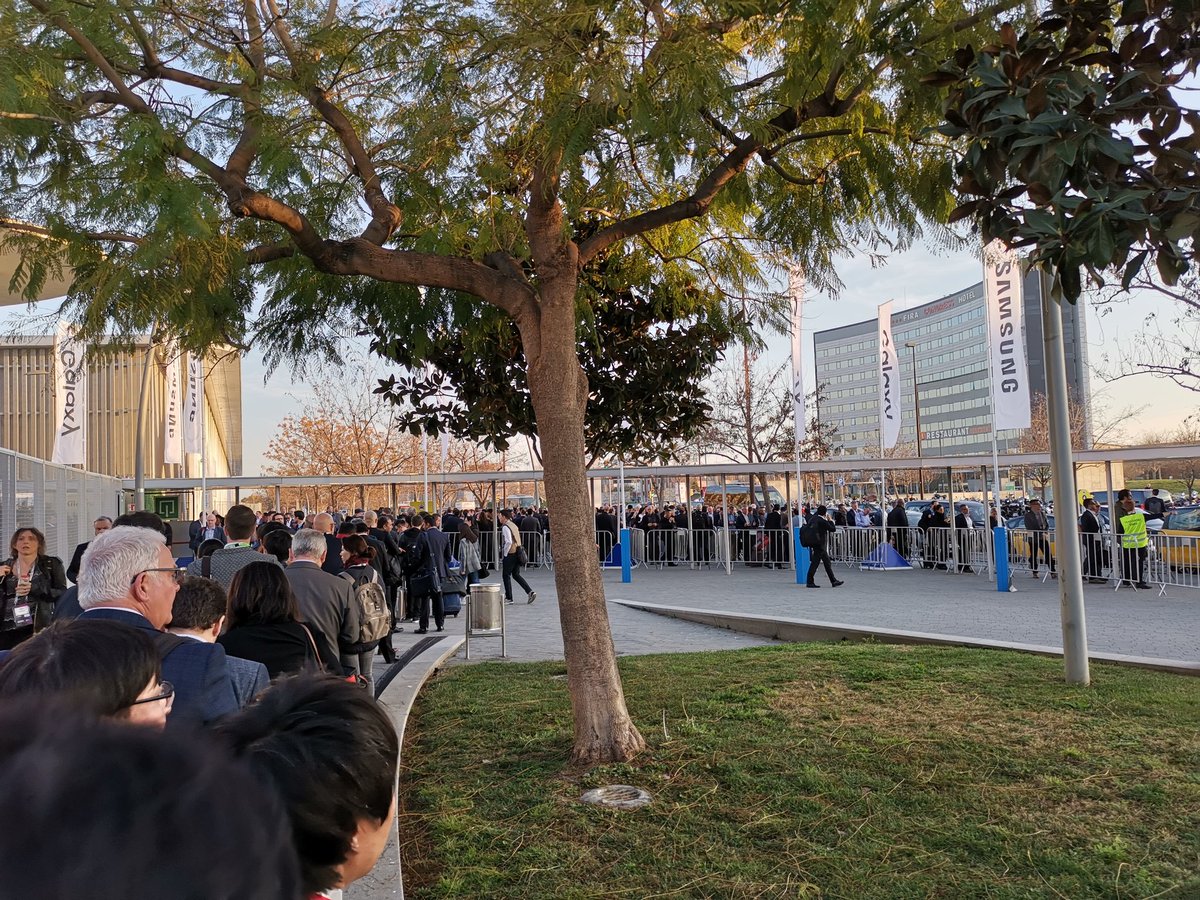 JoseAGzlez's tweet photo. 40 minutos para coger un taxi a la salida del #MWC19

Bravo, mi enhorabuena https://t.co/s5eKoltkMe