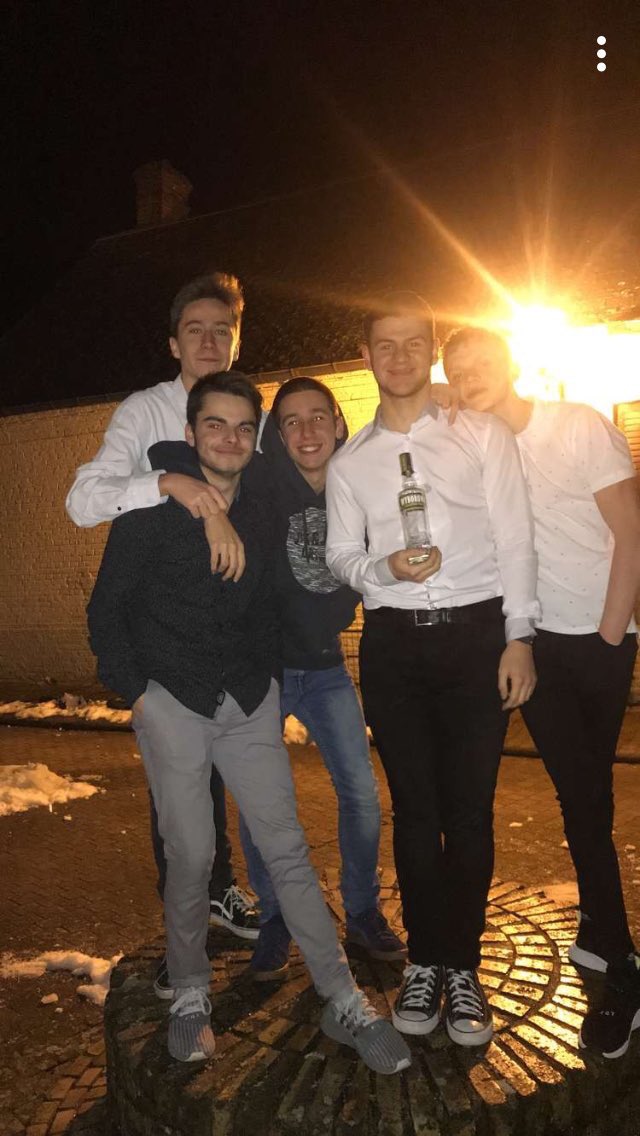 ilies___l's tweet photo. #PostYourBestFriends Ça c’est la famille ❤️ https://t.co/dQxMWBB8uq