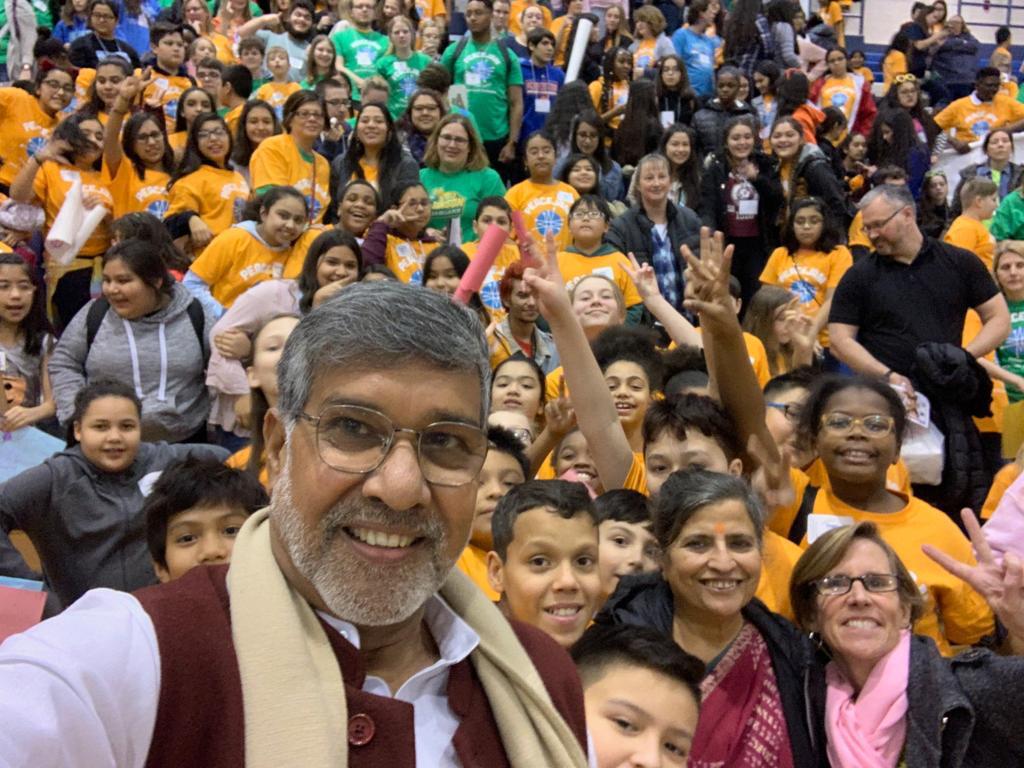 FreeEveryChild's tweet photo. "The power of youth is the common wealth for the entire world.”
Over the weekend, @k_satyarthi joined @GLPeaceJam and was inspired by the young leaders' dedication to creating effective change in their communities. #GlobalizeCompassion #FreeEveryChild #FreeSafeEducate https://t.co/U1SoDHTwmu