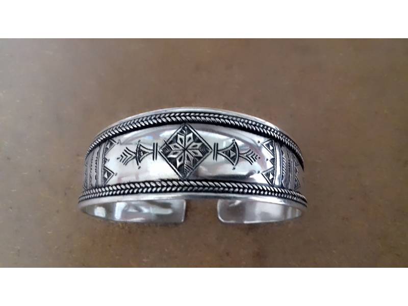.<a href="/rjmyers/">Russell Myers</a> Prince Harry and Meghan Mar met two artisans leaders of Anou, Brahim (carver)and Fatiha (weaver) and gifted Meghan a silver bracelet made by Anou Member Mohamed El Asri, similar to this piece: theanou.com/product/7612
