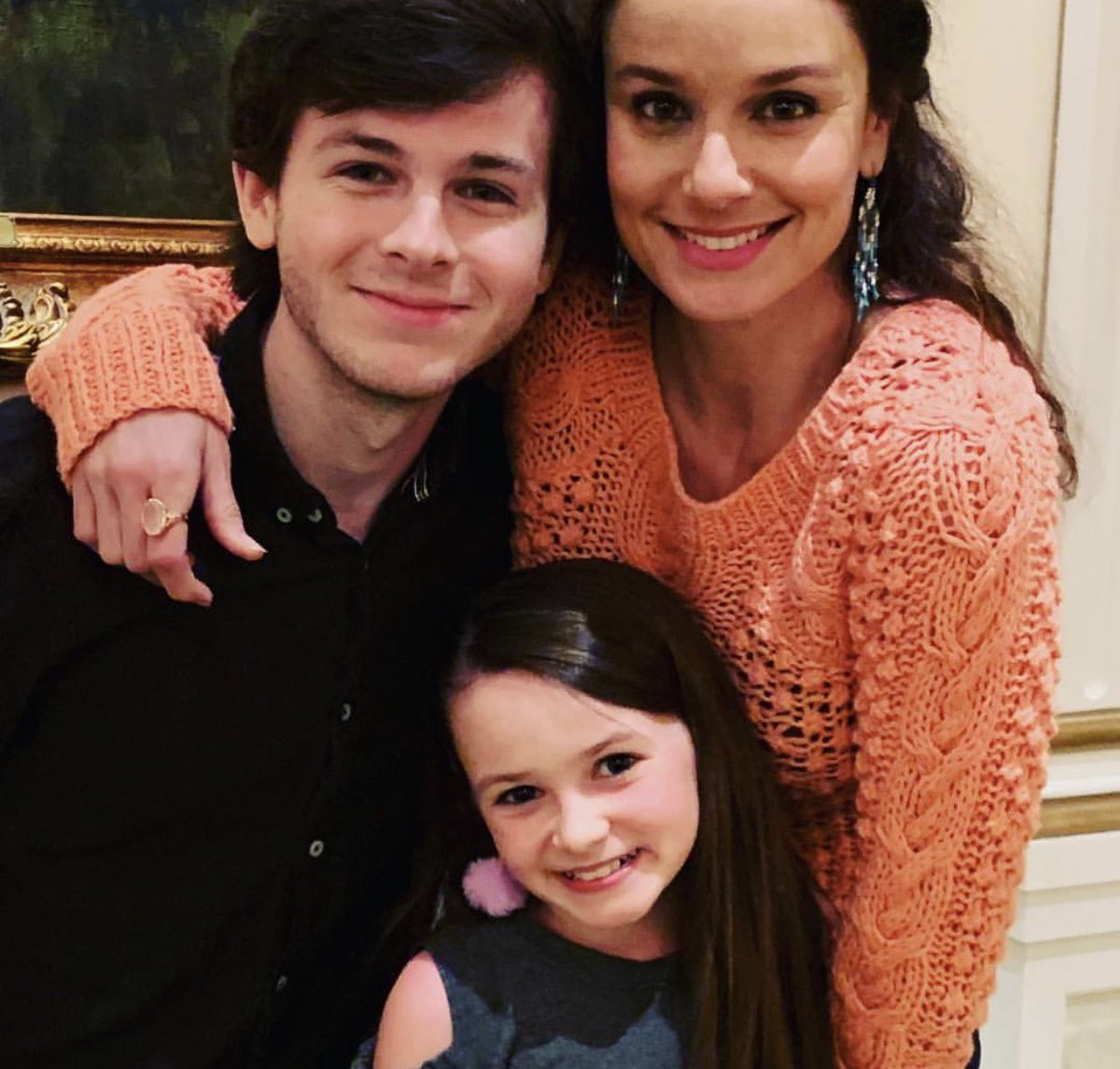 Sarah Wayne Callies, Chandler Riggs, and Cailey Fleming together for a family picture!
#TWDFamily #TheWalkingDead
(📸: sarahwaynecallies IG)