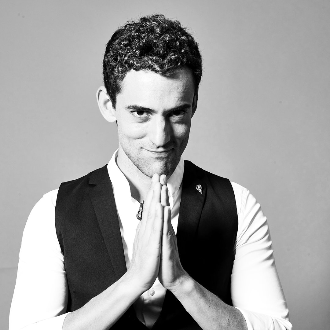 ¿Cuál les gusta más para actualizar mi Linkedin? Porque hoy es mi primer día como Director Regional de MKT de una de las firmas de moda más chingonas del mundo. #ChavaIsTheShit