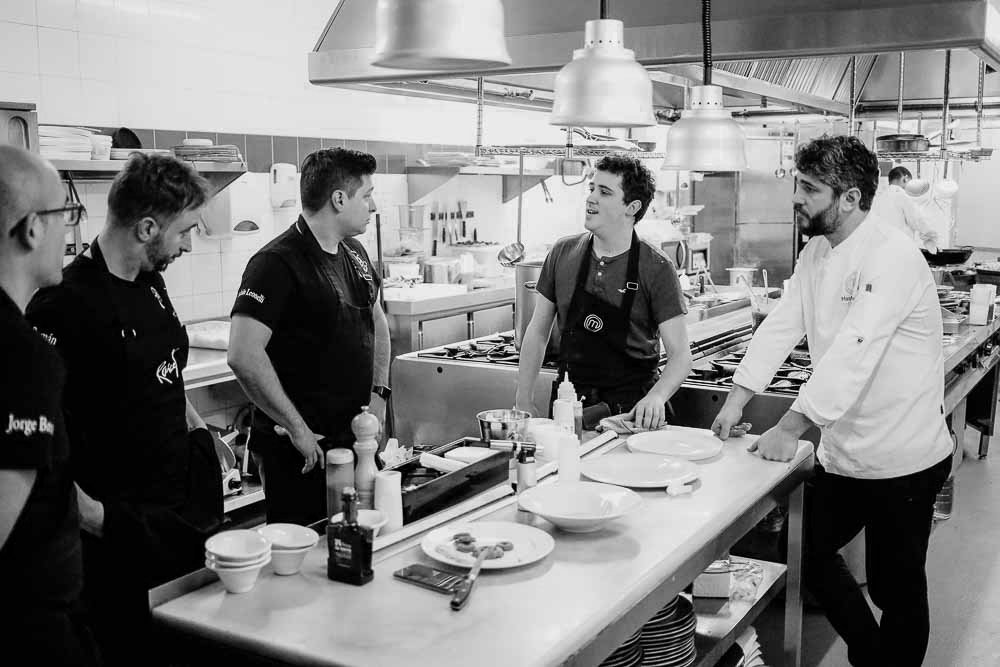 El desarrollo del equipo al servicio del comensal. Y eso es lo que demuestra nuestra cocina, asesorada por The Cooking Clubster. Reserva tu mesa en restaurantemasterchef.com o en 91.086.47.92
