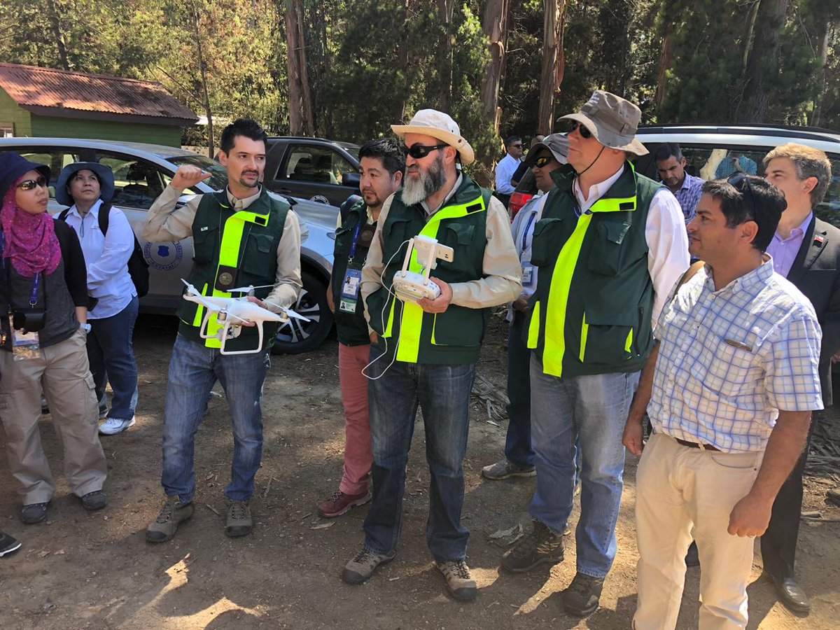 conaf_minagri's tweet photo. Con una demostración de uso de drones, finalizó jornada en terreno de expertos internacionales en tala ilegal y comercio asociado en la Reserva Nacional Lago Peñuelas. #APECCHILE2019 #EGILAT #ChileLoProtegemosTodos https://t.co/HgZUftQ4z9
