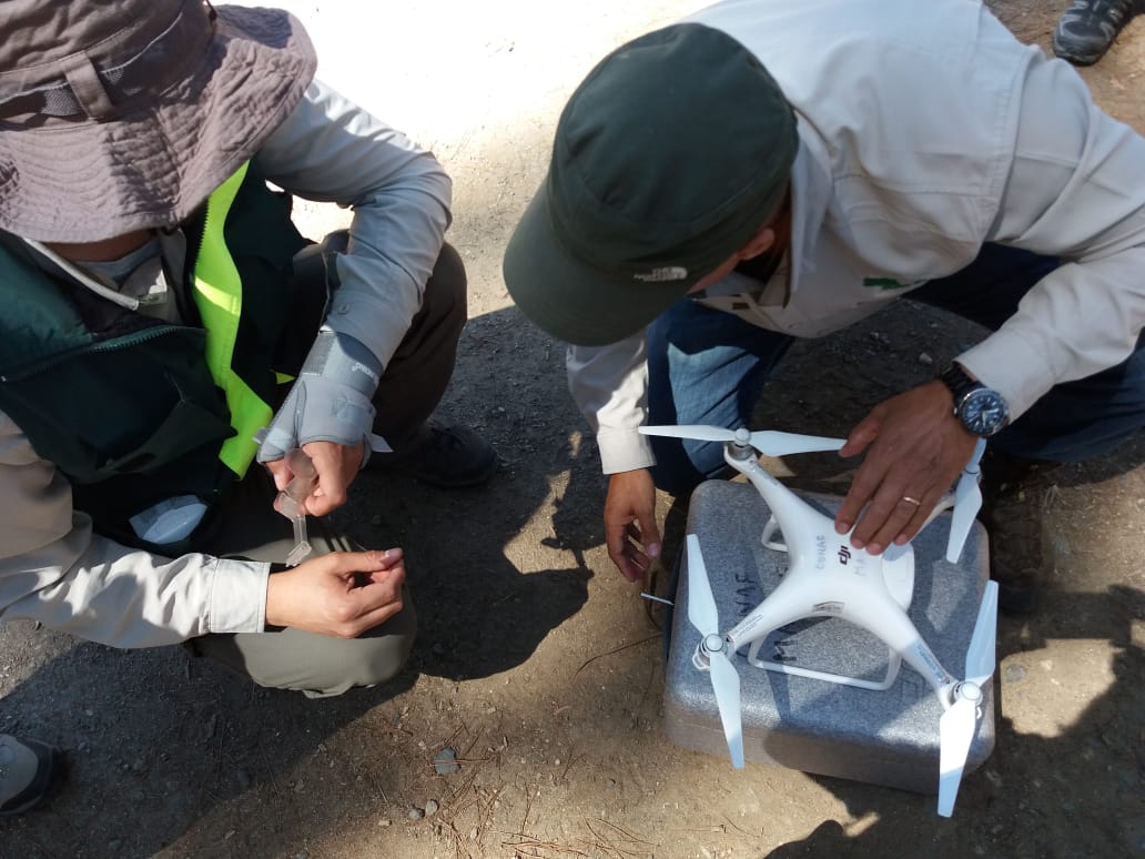 conaf_minagri's tweet photo. Con una demostración de uso de drones, finalizó jornada en terreno de expertos internacionales en tala ilegal y comercio asociado en la Reserva Nacional Lago Peñuelas. #APECCHILE2019 #EGILAT #ChileLoProtegemosTodos https://t.co/HgZUftQ4z9