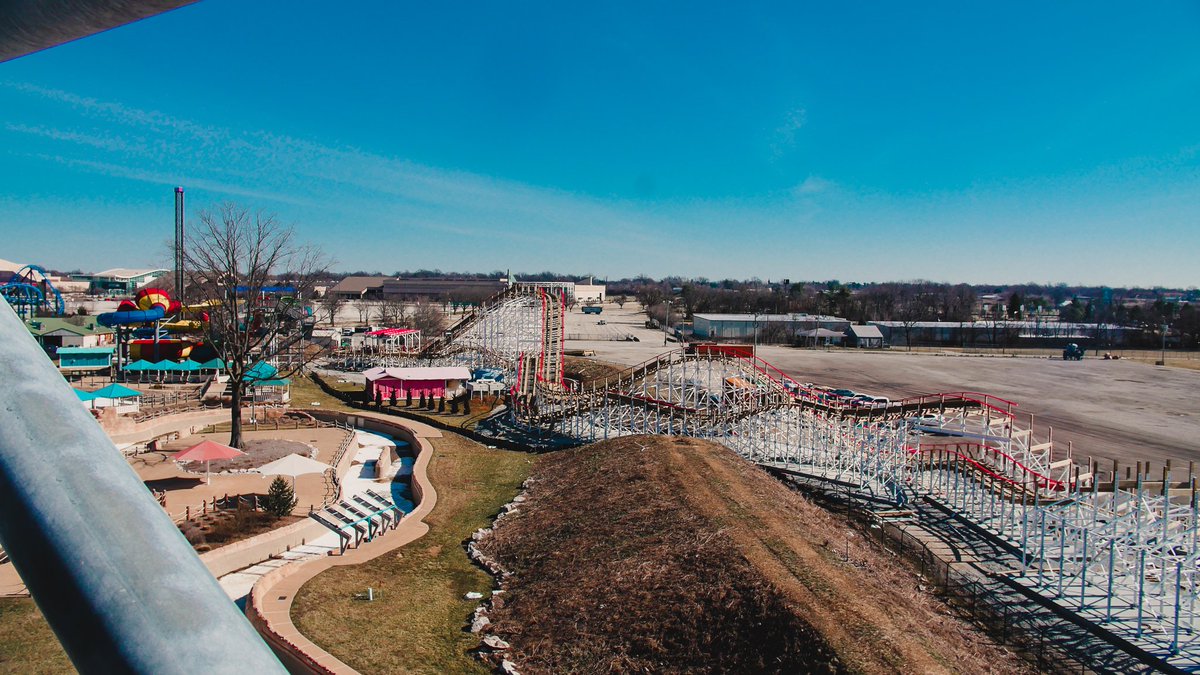 KentuckyKingdom's tweet image. The Kentucky Flyer was looking good this morning for the @courierjournal 👌