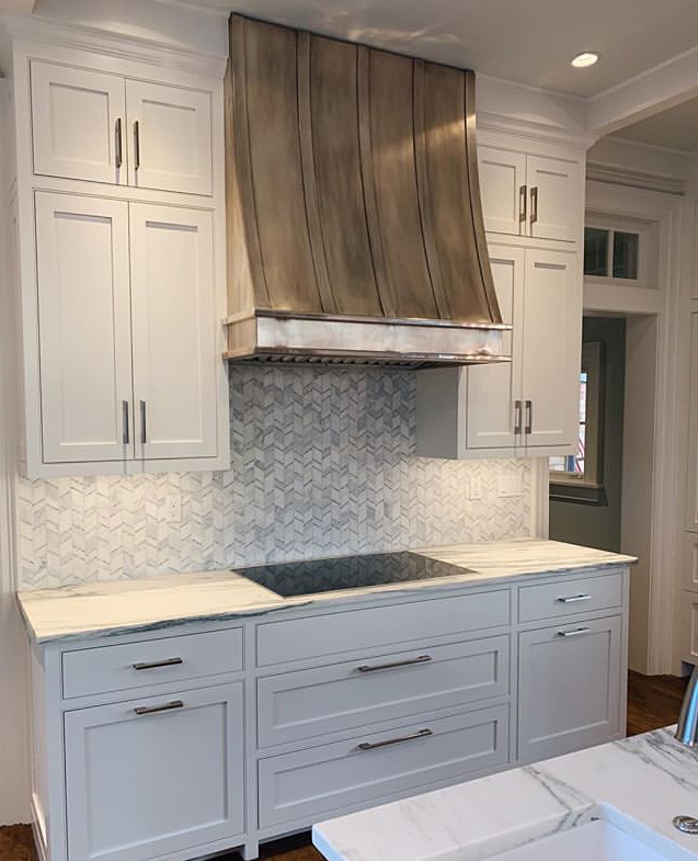 ThompsonTraders's tweet photo. Celebrating #MadetoOrderMonday with a lovely kitchen design by #jenniferstonerinteriors paired with a custom range hood! #CustomDesign #KitchenDesign #DesignInspo #CustomRangeHood https://t.co/bhGYn2uHG7 https://t.co/8drdCwgSFg