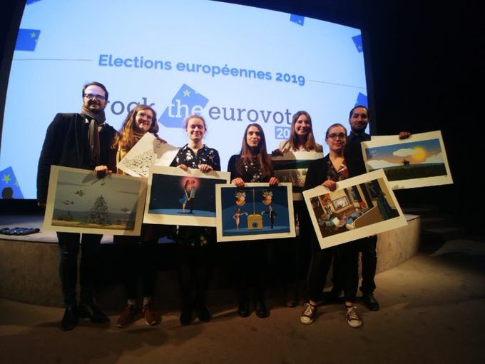 Les jeunes scénaristes français et allemands posent avec les dessins que Nicolas Vadot avec leurs scénarios